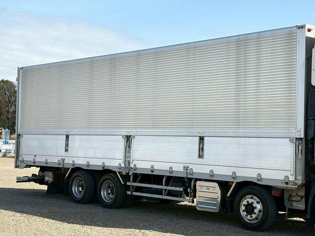 いすゞギガアルミウイング大型（10t）[写真05]