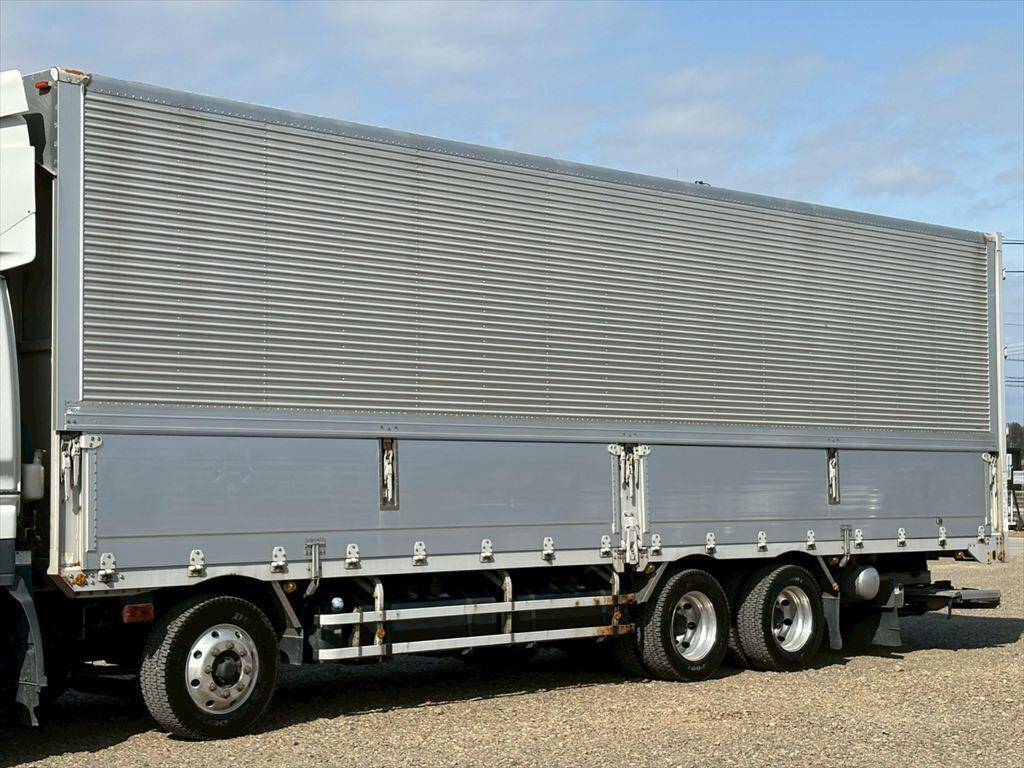 いすゞギガアルミウイング大型（10t）[写真06]