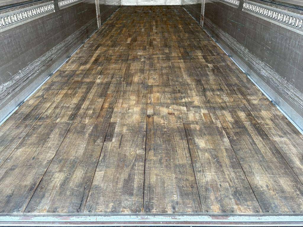 いすゞギガアルミウイング大型（10t）[写真08]