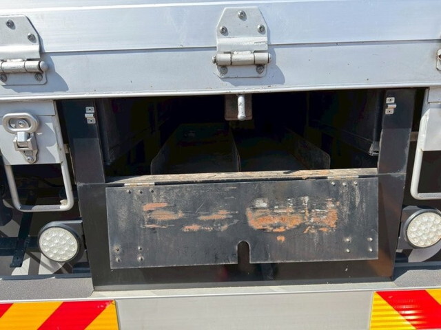 いすゞギガアルミブロック大型（10t）[写真12]