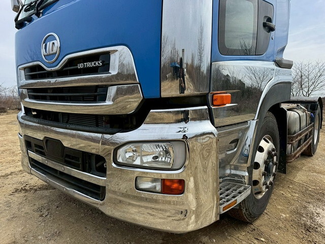 UDトラックスクオントレーラーヘッド（トラクターヘッド）大型（10t）[写真10]