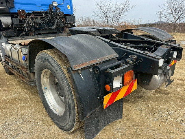 UDトラックスクオントレーラーヘッド（トラクターヘッド）大型（10t）[写真12]