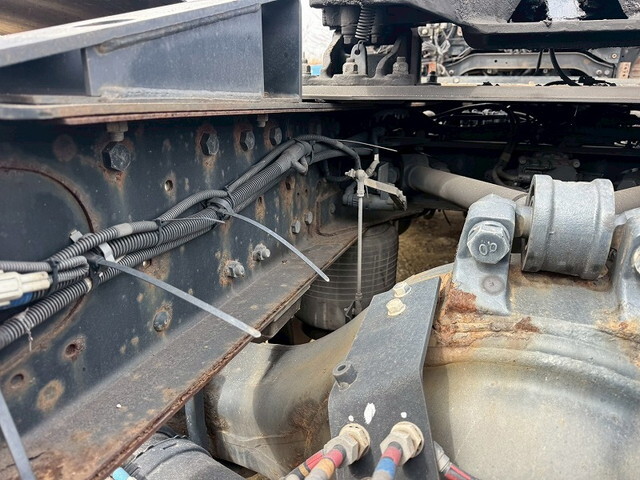 UDトラックスクオントレーラーヘッド（トラクターヘッド）大型（10t）[写真15]