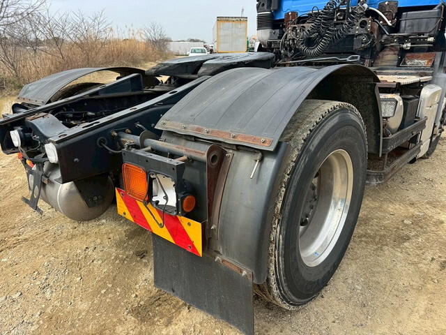 UDトラックスクオントレーラーヘッド（トラクターヘッド）大型（10t）[写真17]