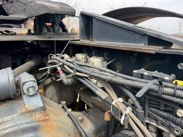 UDトラックスクオントレーラーヘッド（トラクターヘッド）大型（10t）[写真20]