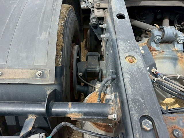 UDトラックスクオントレーラーヘッド（トラクターヘッド）大型（10t）[写真21]