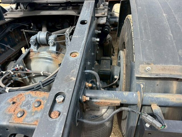 UDトラックスクオントレーラーヘッド（トラクターヘッド）大型（10t）[写真22]