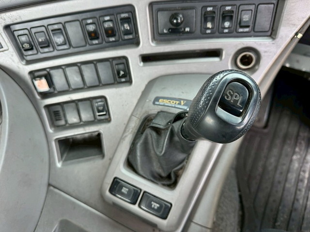 UDトラックスクオントレーラーヘッド（トラクターヘッド）大型（10t）[写真35]