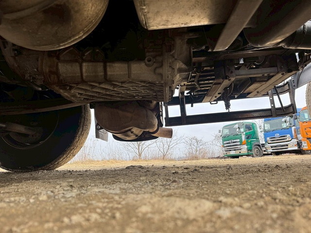 UDトラックスクオントレーラーヘッド（トラクターヘッド）大型（10t）[写真36]