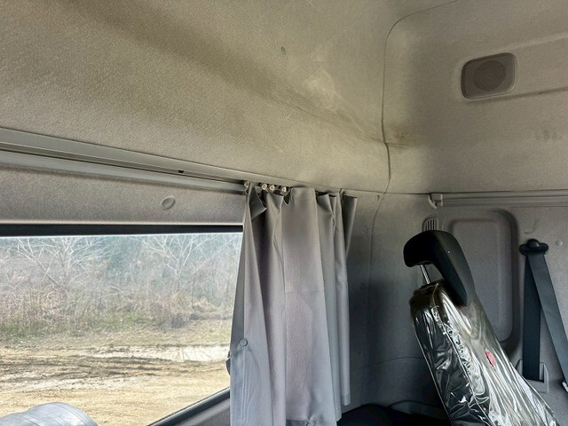 UDトラックスクオントレーラーヘッド（トラクターヘッド）大型（10t）[写真38]