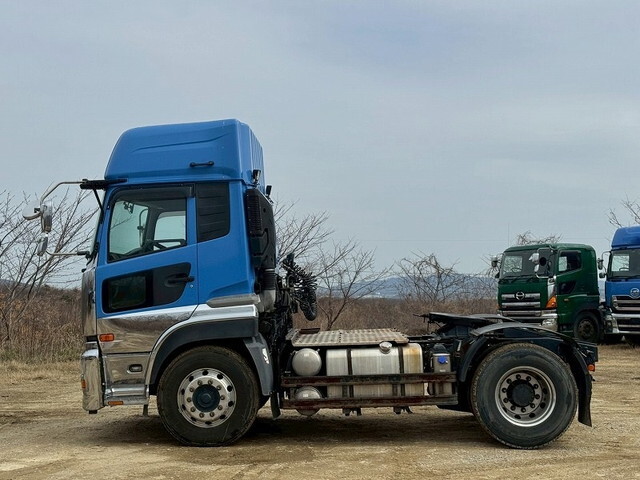 UDトラックスクオントレーラーヘッド（トラクターヘッド）大型（10t）[写真05]