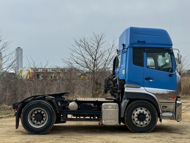 UDトラックスクオントレーラーヘッド（トラクターヘッド）大型（10t）[写真07]