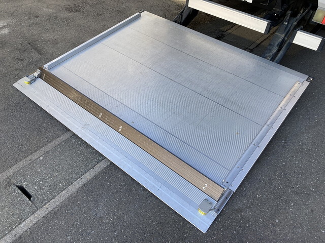 いすゞエルフアルミバン小型（2t・3t）[写真06]