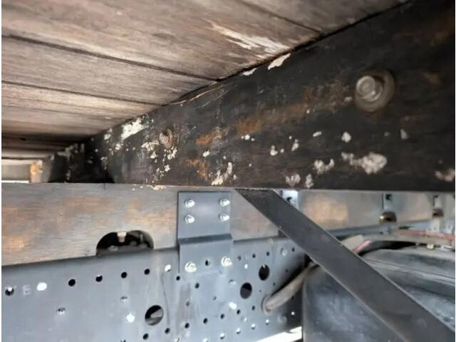 いすゞフォワード平ボディ中型（4t）[写真20]