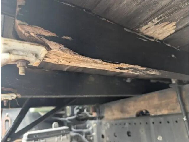 いすゞフォワード平ボディ中型（4t）[写真21]