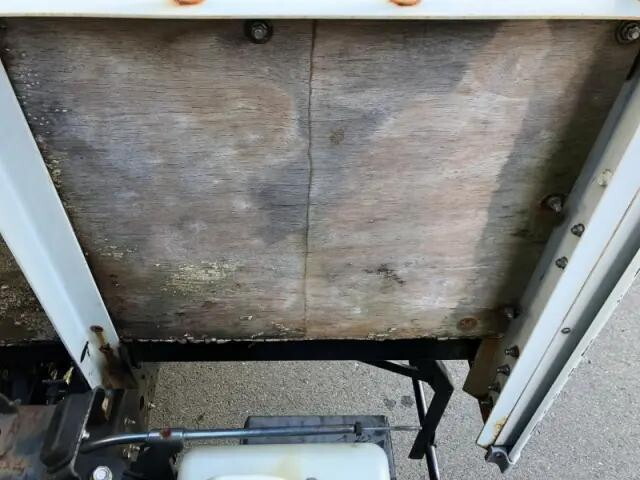 いすゞフォワード平ボディ中型（4t）[写真23]