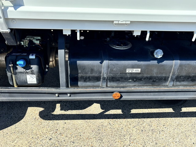 三菱ふそうキャンター平ボディ小型（2t・3t）[写真14]