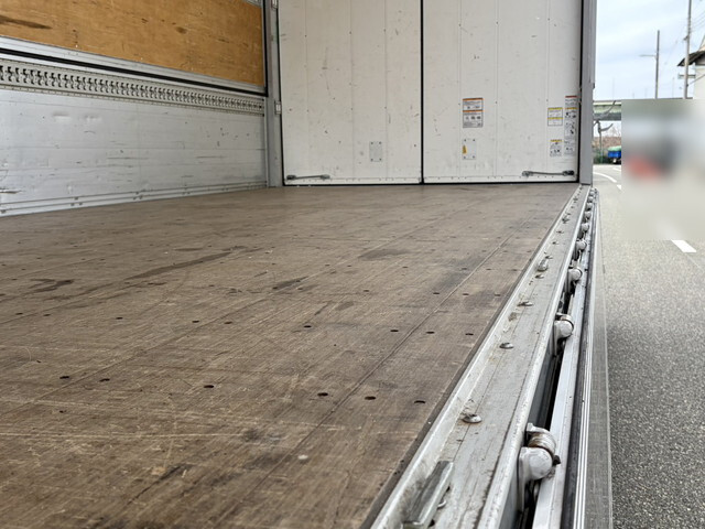 いすゞフォワードアルミウイング中型（4t）[写真10]