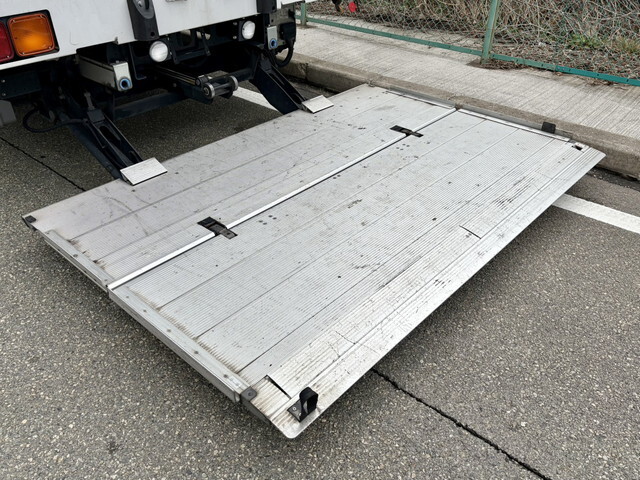 いすゞフォワードアルミウイング中型（4t）[写真24]