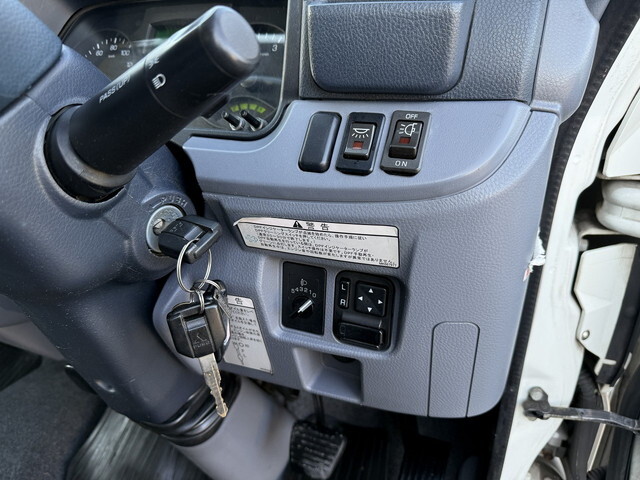 三菱ふそうキャンターアルミバン小型（2t・3t）[写真30]