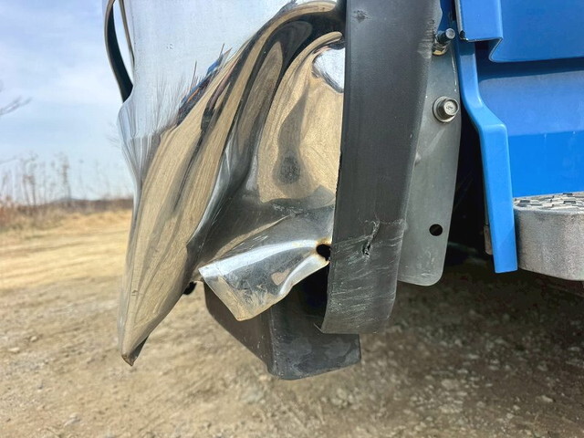 UDトラックスクオントレーラーヘッド（トラクターヘッド）大型（10t）[写真11]