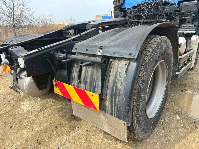 UDトラックスクオントレーラーヘッド（トラクターヘッド）大型（10t）[写真13]