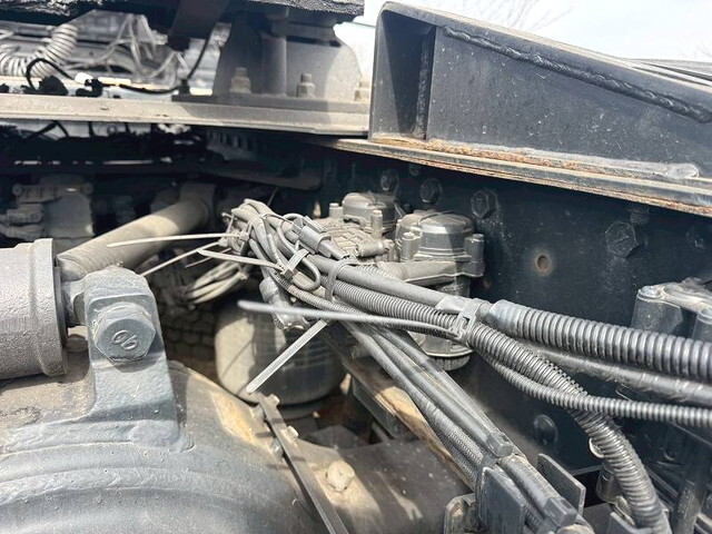 UDトラックスクオントレーラーヘッド（トラクターヘッド）大型（10t）[写真16]