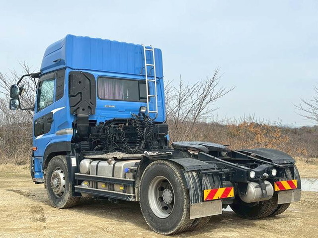 UDトラックスクオントレーラーヘッド（トラクターヘッド）大型（10t）[写真02]