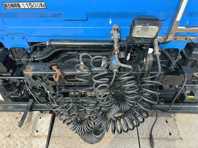 UDトラックスクオントレーラーヘッド（トラクターヘッド）大型（10t）[写真21]