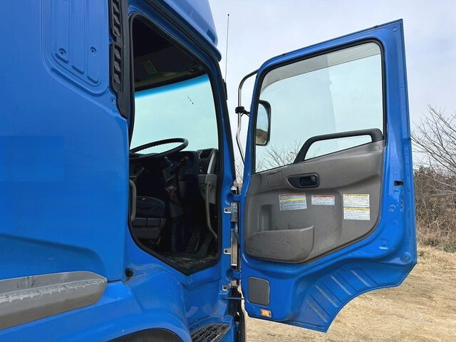 UDトラックスクオントレーラーヘッド（トラクターヘッド）大型（10t）[写真22]