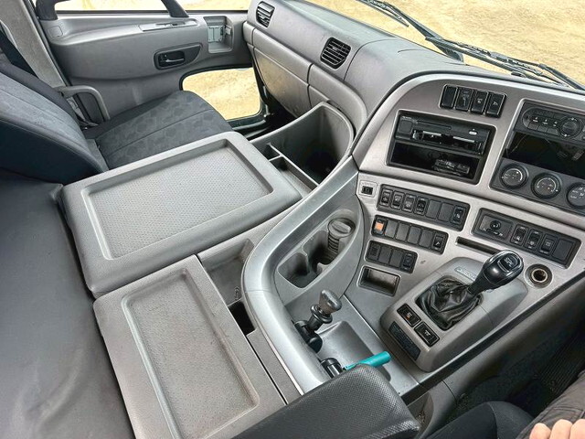 UDトラックスクオントレーラーヘッド（トラクターヘッド）大型（10t）[写真31]