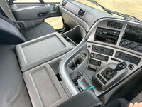 UDトラックスクオントレーラーヘッド（トラクターヘッド）大型（10t）[写真32]