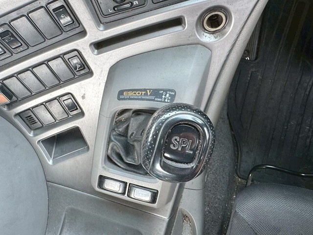 UDトラックスクオントレーラーヘッド（トラクターヘッド）大型（10t）[写真32]