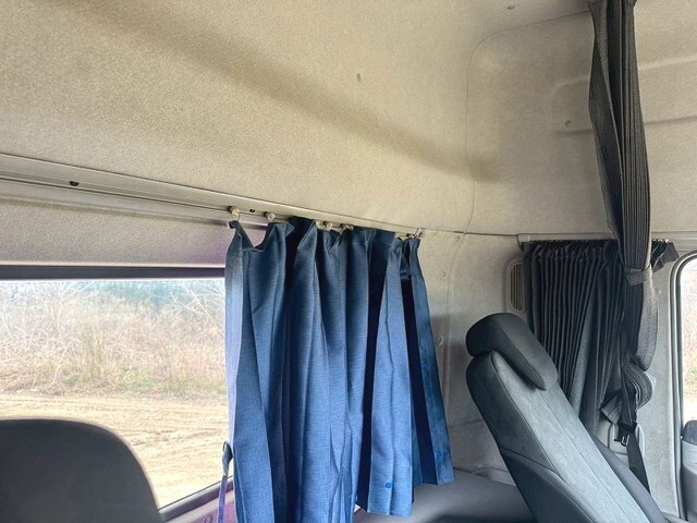 UDトラックスクオントレーラーヘッド（トラクターヘッド）大型（10t）[写真34]