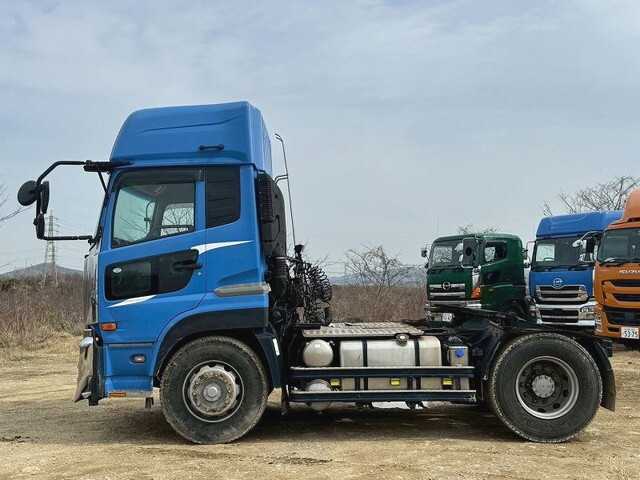 UDトラックスクオントレーラーヘッド（トラクターヘッド）大型（10t）[写真04]