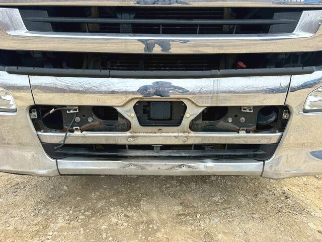 UDトラックスクオントレーラーヘッド（トラクターヘッド）大型（10t）[写真07]