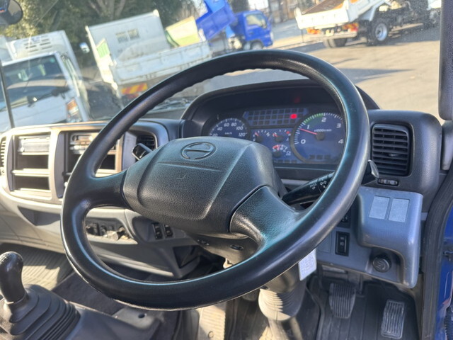 日野レンジャー幌ウイング中型（4t）[写真18]