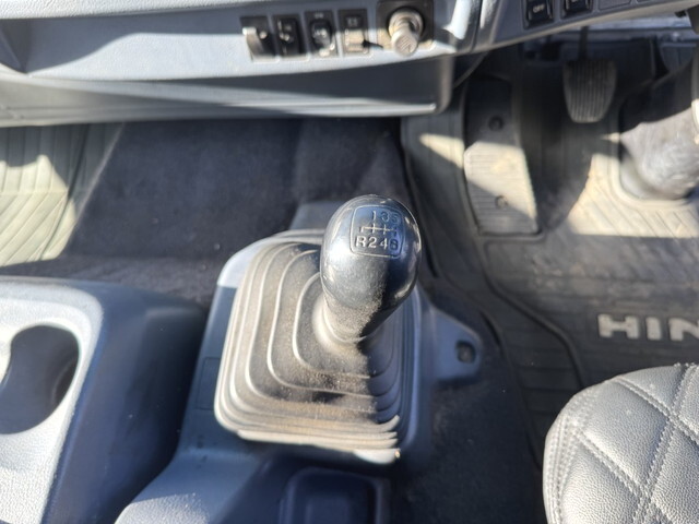 日野レンジャー幌ウイング中型（4t）[写真23]