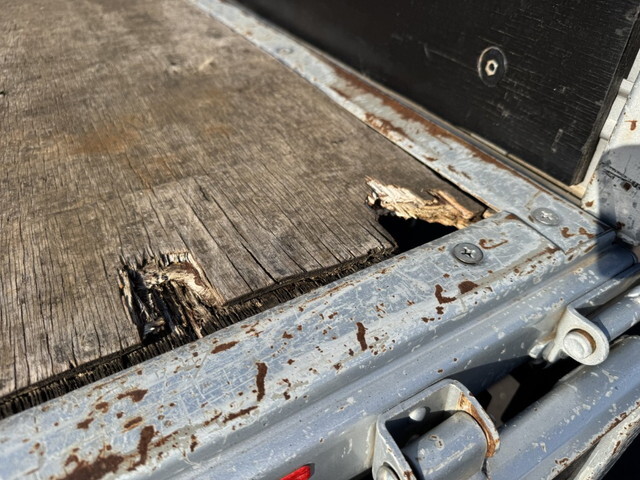 いすゞエルフ平ボディ小型（2t・3t）[写真14]