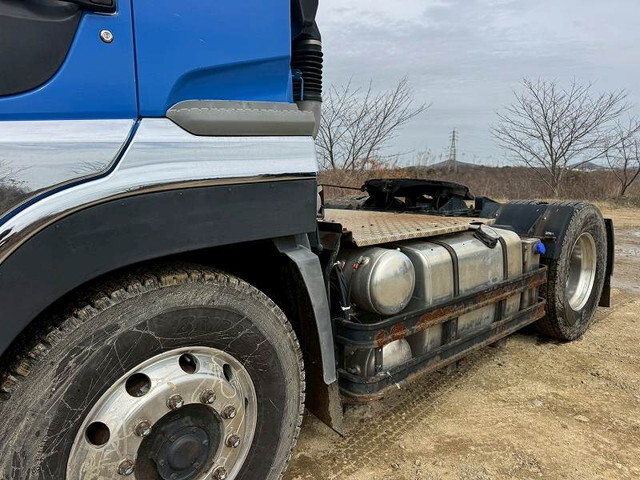 UDトラックスクオントレーラーヘッド（トラクターヘッド）大型（10t）[写真10]