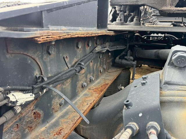 UDトラックスクオントレーラーヘッド（トラクターヘッド）大型（10t）[写真12]