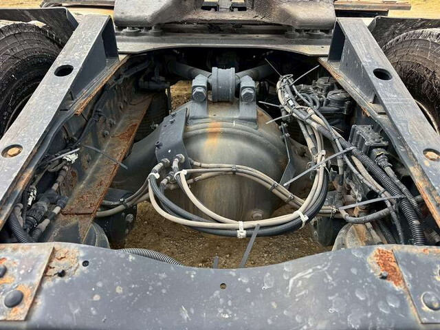 UDトラックスクオントレーラーヘッド（トラクターヘッド）大型（10t）[写真13]