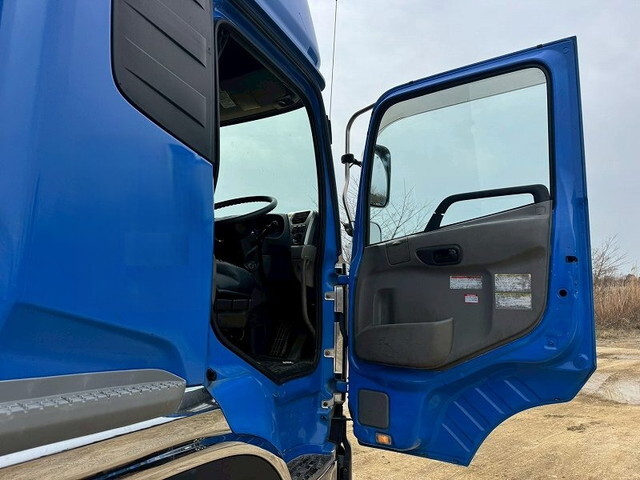 UDトラックスクオントレーラーヘッド（トラクターヘッド）大型（10t）[写真18]