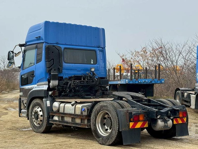 UDトラックスクオントレーラーヘッド（トラクターヘッド）大型（10t）[写真02]