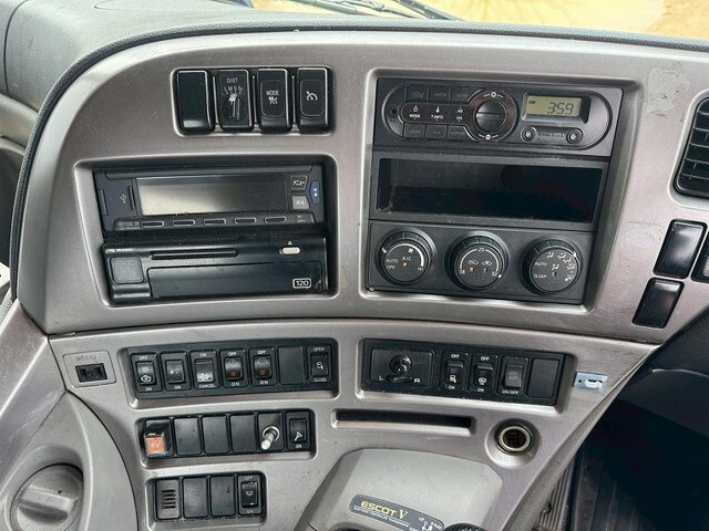 UDトラックスクオントレーラーヘッド（トラクターヘッド）大型（10t）[写真23]