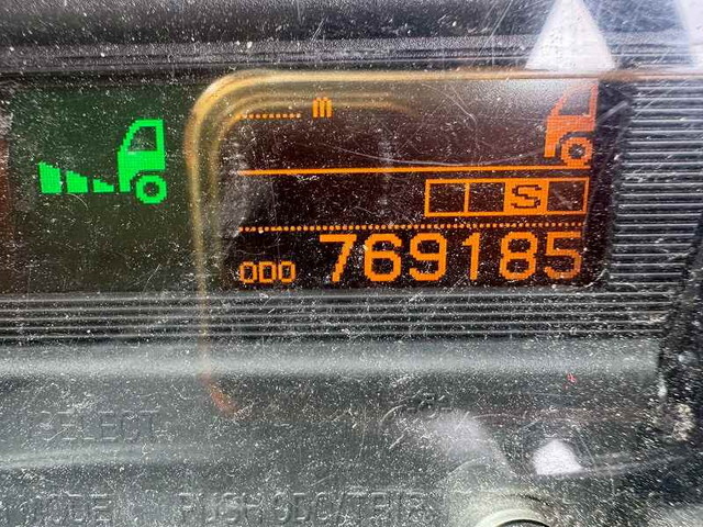 UDトラックスクオントレーラーヘッド（トラクターヘッド）大型（10t）[写真25]