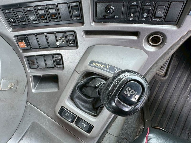 UDトラックスクオントレーラーヘッド（トラクターヘッド）大型（10t）[写真27]