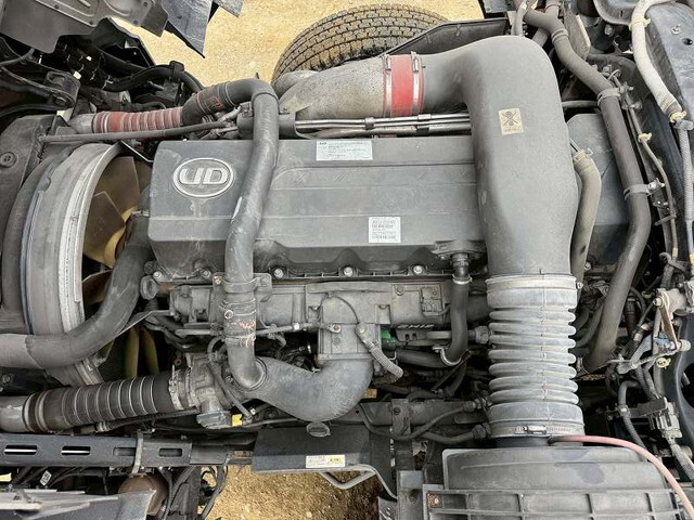 UDトラックスクオントレーラーヘッド（トラクターヘッド）大型（10t）[写真29]