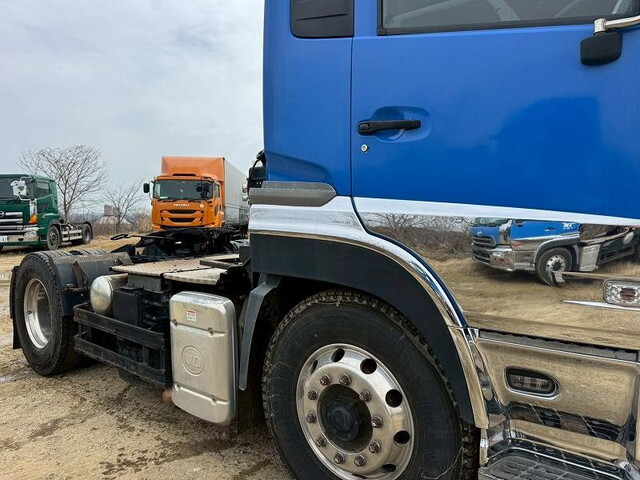 UDトラックスクオントレーラーヘッド（トラクターヘッド）大型（10t）[写真09]