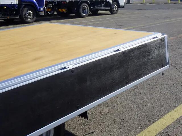 三菱ふそうキャンター平ボディ小型（2t・3t）[写真09]